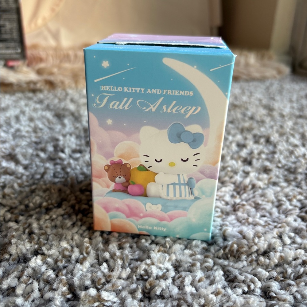 (Cinnamon-roll) Hello Kitty and Friends Fall Asleep
Series Figure